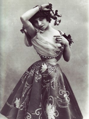 1-3_사진작가 나다르가 찍은 프랑스 여배우 에밀리 마리 부쇼(1900년경)